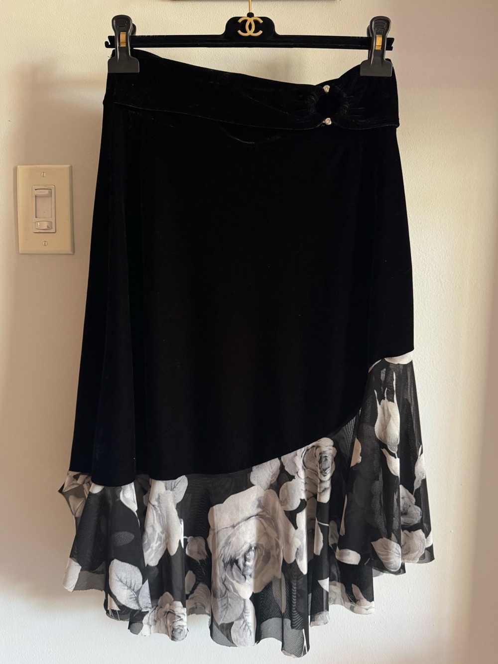 Vintage Y2K Black Velvet Asymmetrical Floral Mesh Ruffle Trim Midi Skirt SM-MED